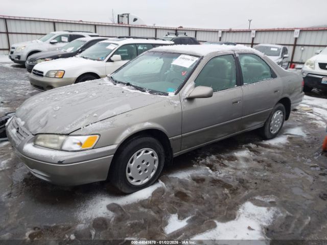 Toyota Camry Le Image 7