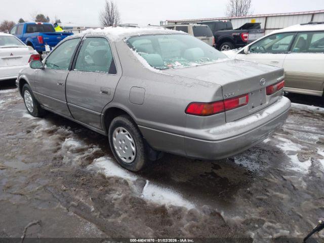 Toyota Camry Le Image 4