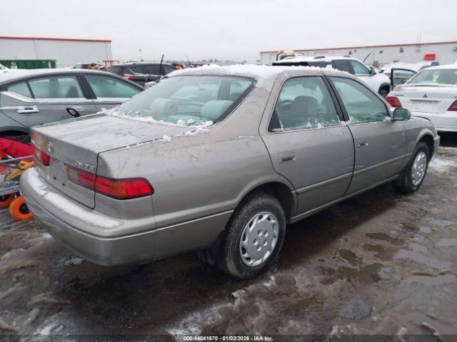 Toyota Camry Le Image 12
