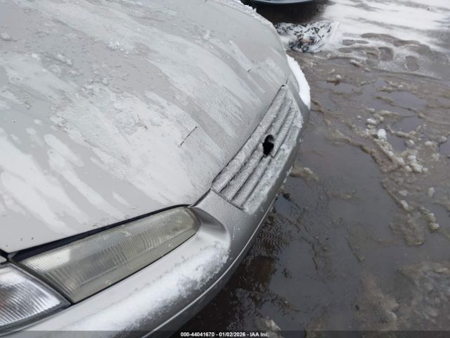 Toyota Camry Le Image 5