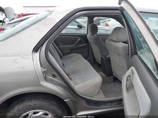 Toyota Camry Le Image 8