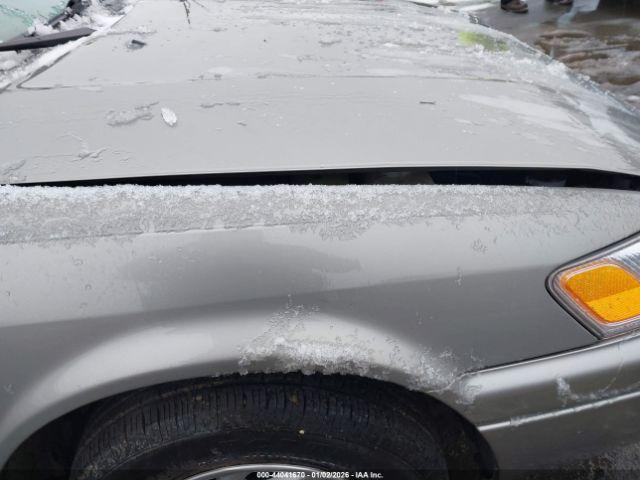 Toyota Camry Le Image 10