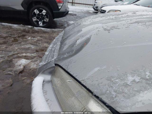 Toyota Camry Le Image 9